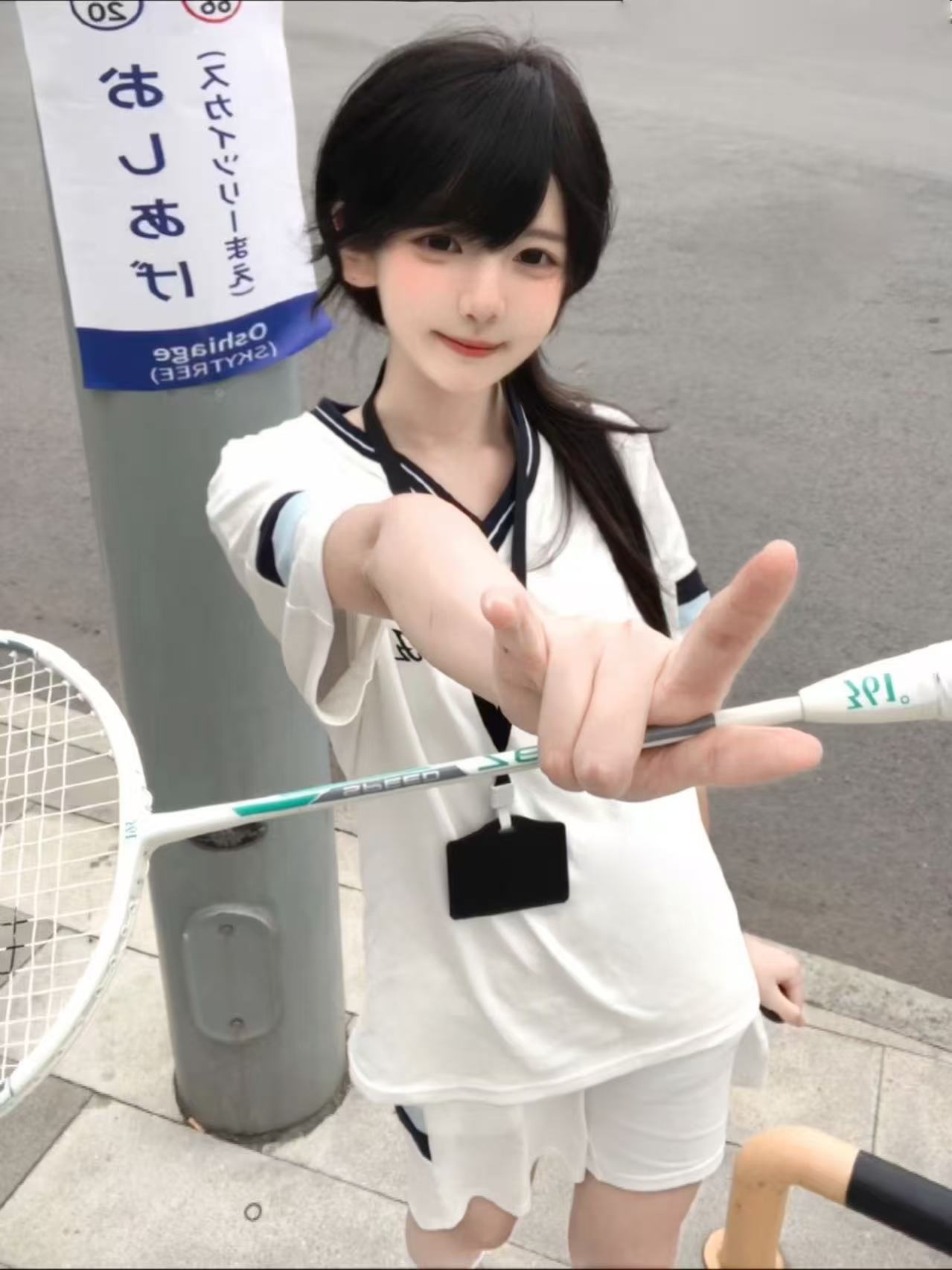 طقم ملابس رياضية شبابية: تي شي - مراجعة Badminton Online وسعره